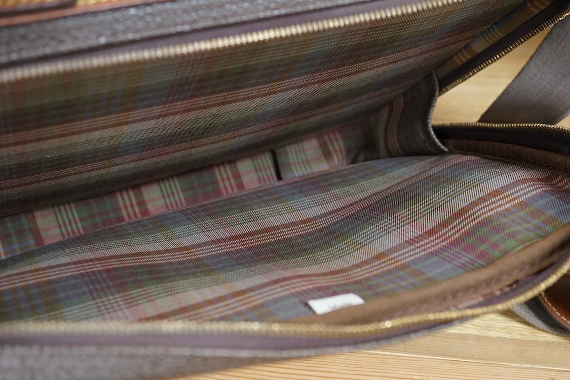 A ladies Mulberry scotch grain leather travel bag with strap, 35cm wide